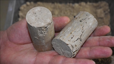 Cam, lastik ve poşet atıklarıyla dayanıklılığı yüksek yol kaplama malzemesi ürettiler