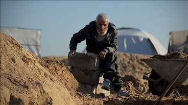 أبو حطب.. مسن يواري 18 ألف فلسطيني قتلتهم إسرائيل بغزة 