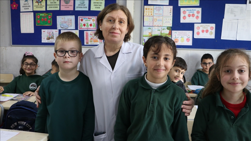 Temizlik görevlisini alkışlarla karşılayan okulda fair play ödülü sevinci