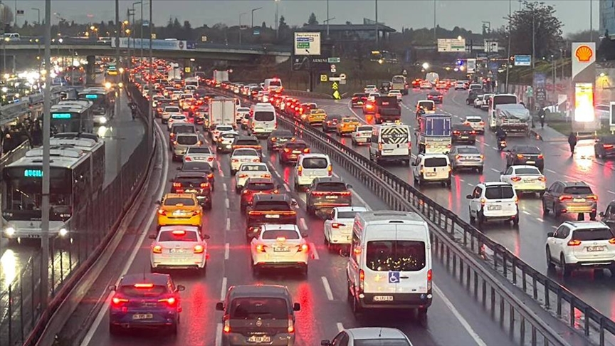 İstanbul'da akşam saatlerinde trafik yoğunluğu yüzde 90'a çıktı