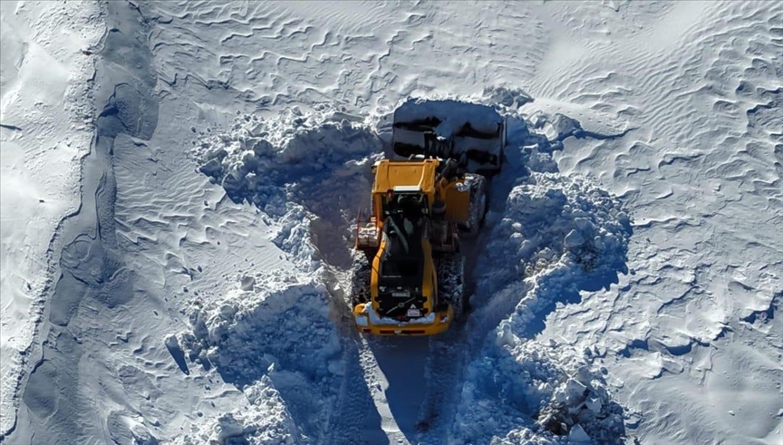 هەکاری.. کردنەوەی ئەو ڕێگایانەی بەهۆی بەفرەوە داخرابوون