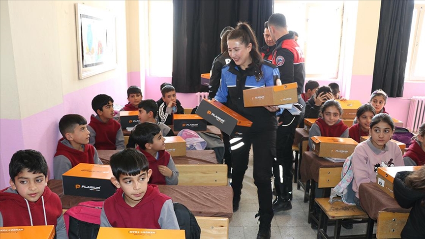 Ağrı polisinden kış mevsiminde köy çocuklarını ısıtan yardım