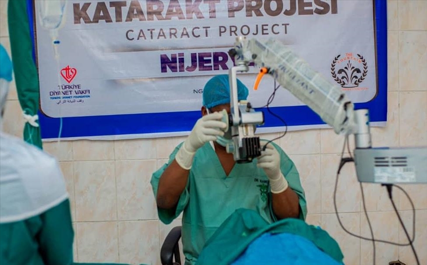 "الديانة" التركي يتكفل بعمليات جراحية لمئات مرضى العيون في نيجيريا