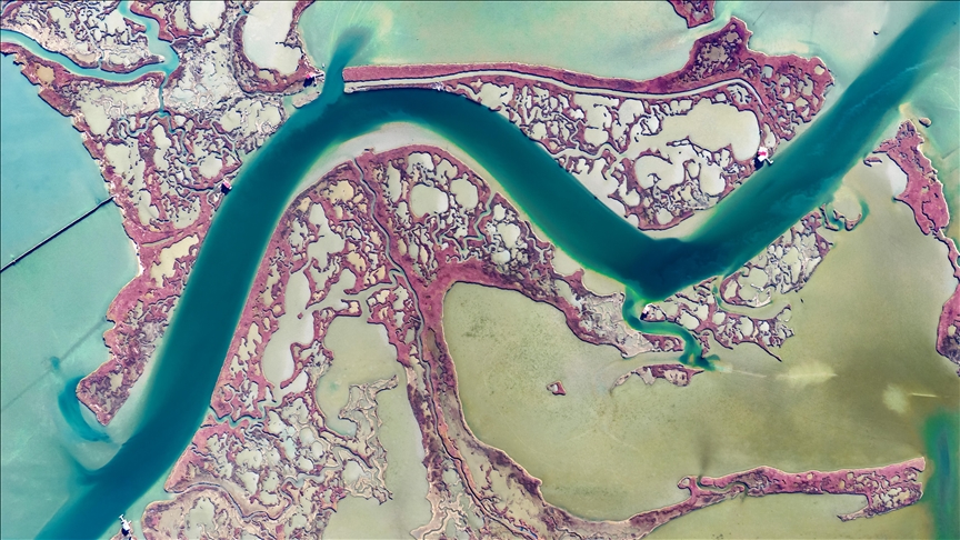 Yumurtalık Lagünü'nde su yüzeyindeki doğal şekiller dikkati çekiyor