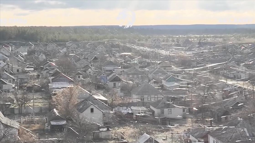 Ukrayna, cephe kenti Lyman'da FPV dron kablolarının evleri yoğun şekilde sardığı görüntüleri paylaştı