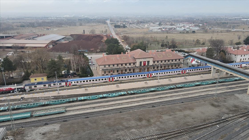 Yeni sezonun ilk seferine çıkan Turistik Doğu Ekspresi Erzincan'a ulaştı