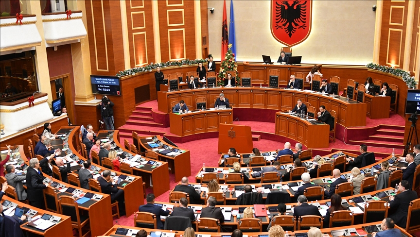 Shqipëri, përjashtohen me një muaj nga punimet e Kuvendit 6 deputetë të opozitës pas tensioneve në seancë