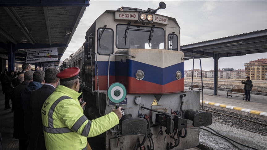 Yeni sezonun ilk seferine çıkan Turistik Doğu Ekspresi Erzurum'a ulaştı