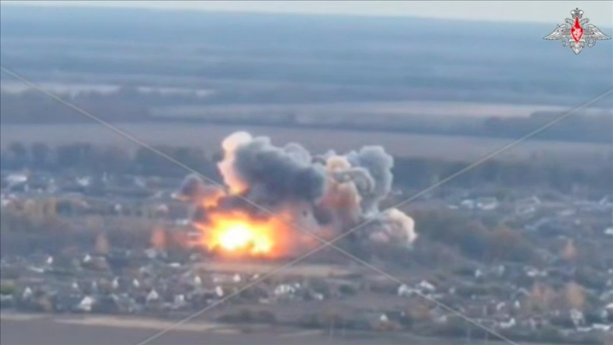 Ukraine : des frappes aériennes russes visent des infrastructures énergétiques et font un mort à Kiev