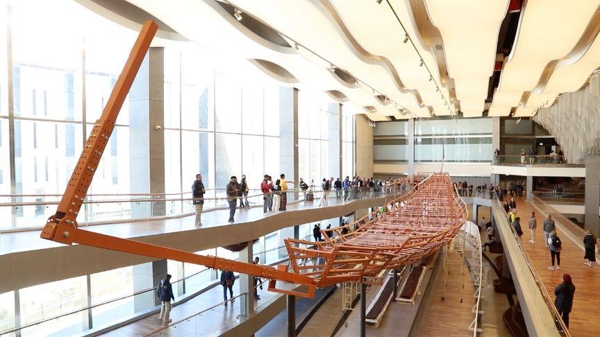 Ponovno sastavljen drugi solarni brod faraona Khufua u Velikom egipatskom muzeju u Gizi