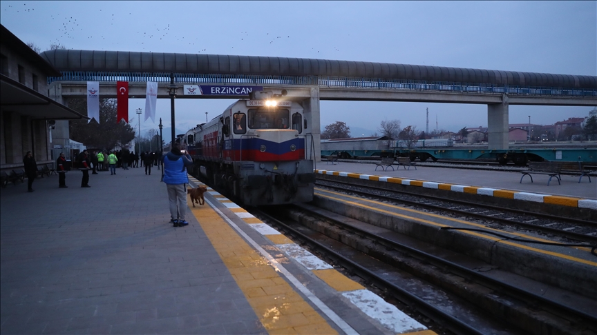 Trêna Ekspres a Rojhilatê ya Turîstîk ya ku derket sefera xwe ya ewil ya vê heyamê gihîşt Erzincanê