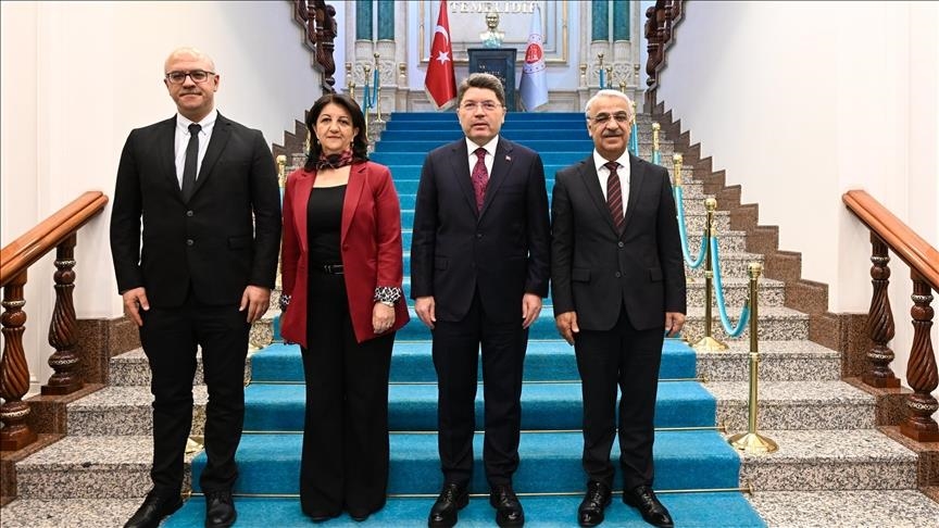 Heyeta DEM Partiyê bi Wezîrê Edaletê Tunç ra hevdîtin kir