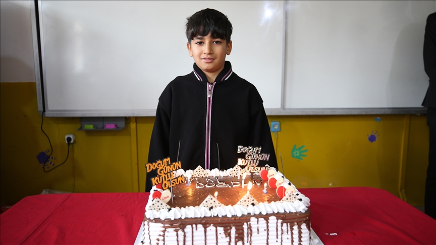 "İyi ki doğ-Muş" sloganıyla köylerdeki çocuklara doğum günü sürprizi yapıyorlar