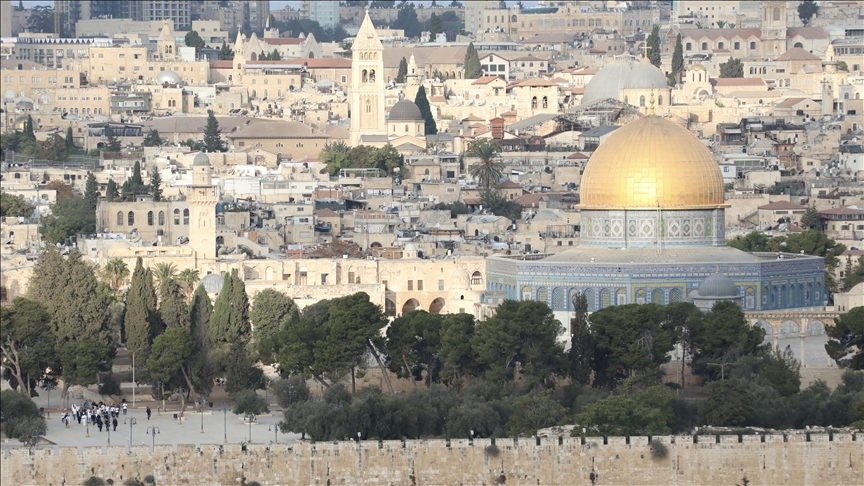 Des dizaines de colons israéliens illégaux prennent d'assaut la mosquée Al-Aqsa à Jérusalem-Est occupée