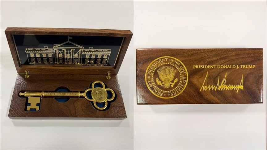 Президент США подарил Токаеву символический ключ от Белого дома и бейсболку