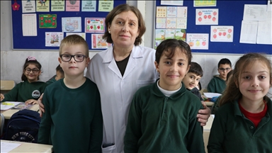 Temizlik görevlisini alkışlarla karşılayan okulda fair play ödülü sevinci