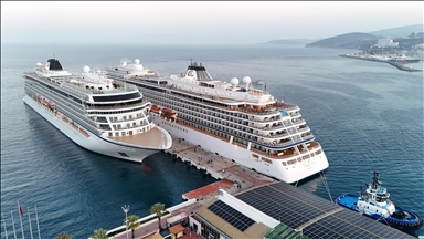 دو کشتی کروز با 1748 گردشگر در کوش‌آداسی پهلو گرفت