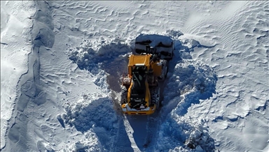 هەکاری.. کردنەوەی ئەو ڕێگایانەی بەهۆی بەفرەوە داخرابوون