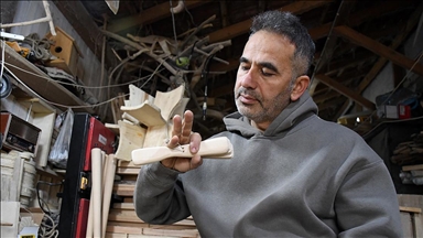 Evinin yanındaki atölyesinde Kafkas müzik kültürüyle özdeşleşen "pheceg"i üretiyor