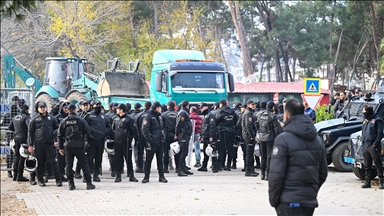 Seyhan Baraj Gölü kıyısındaki kaçak yapıların tahliyesi sırasında gerginlik yaşandı