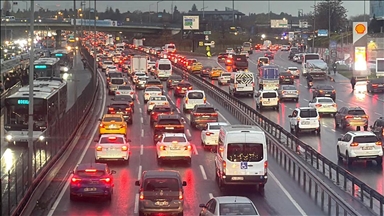 İstanbul'da haftanın ikinci iş gününde trafikte yoğunluk yaşanıyor