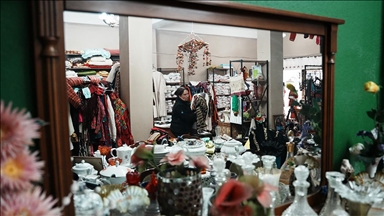 Sandıklardan çıkan asırlık çeyizler ikinci el dükkanında alıcı buluyor