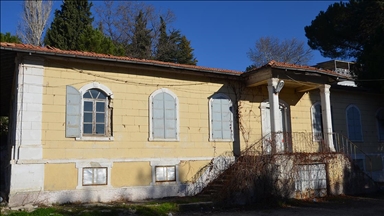 Demirci'nin halıcılık geleneği 120 yıllık okulda yaşatılacak