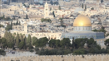 Des dizaines de colons israéliens illégaux prennent d'assaut la mosquée Al-Aqsa à Jérusalem-Est occupée