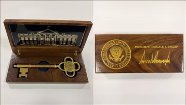 Президент США подарил Токаеву символический ключ от Белого дома и бейсболку