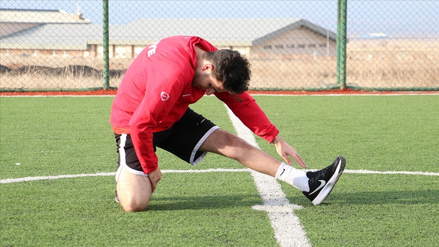 Sekiz günlükken ameliyat sonrası kısmi felç geçiren Fatih, sporla engelleri aşıyor