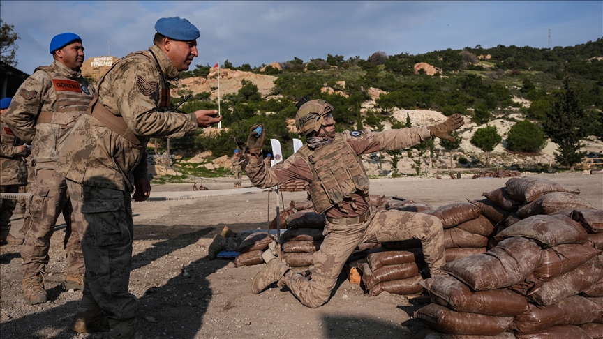 Jandarma komandolar, İzmir'de gerçekleştirilen "Savaşçı Yarışması"nda mücadele ediyor