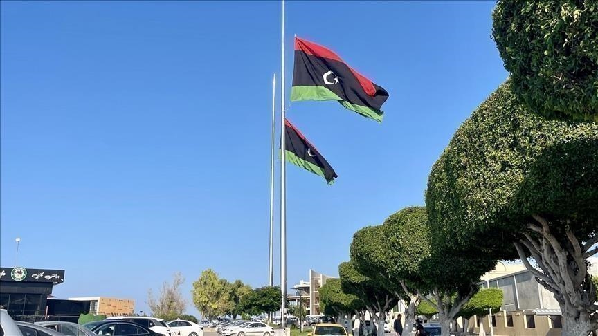 L'ambassade de Libye à Ankara met le drapeau en berne en signe de deuil après la mort du chef d'état-major