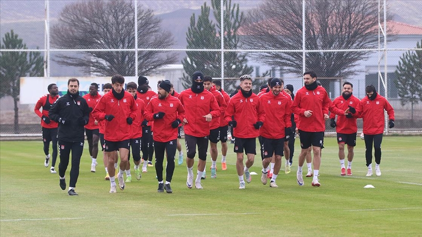 Sivasspor ilk yarının son maçını 3 puanla kapatmak istiyor