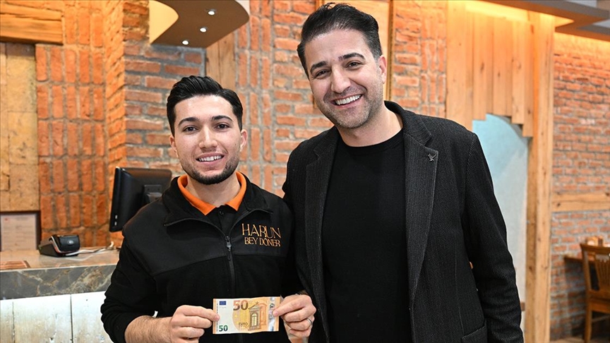 Yabancı turist, garsona verdiği 50 avro bahşişi bir gün sonra geri istedi