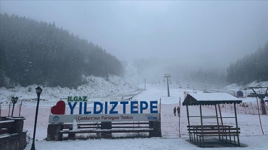 تركيا.. تساقط كثيف للثلوج يزين مركز "يلدز تبه" للتزلج