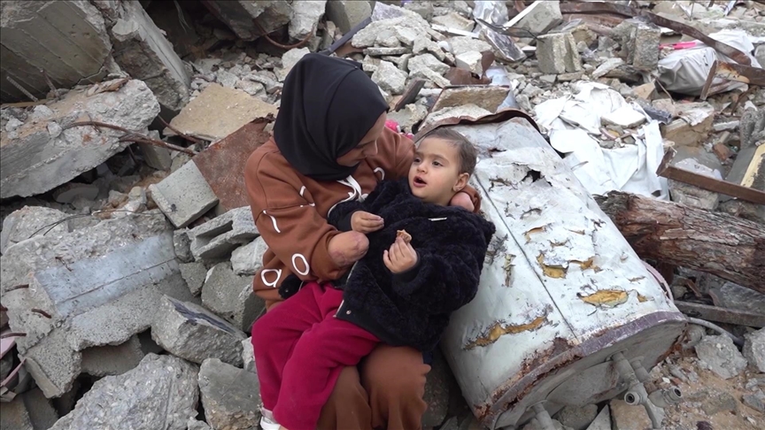 Një nënë palestineze nga Gaza lufton për mbijetesë  pasi humbi të dy duart në sulmin izraelit