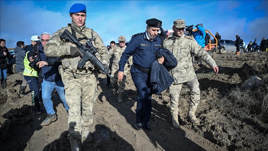 Ливийская военная делегация проводит осмотр обломков разбившегося самолета в Анкаре