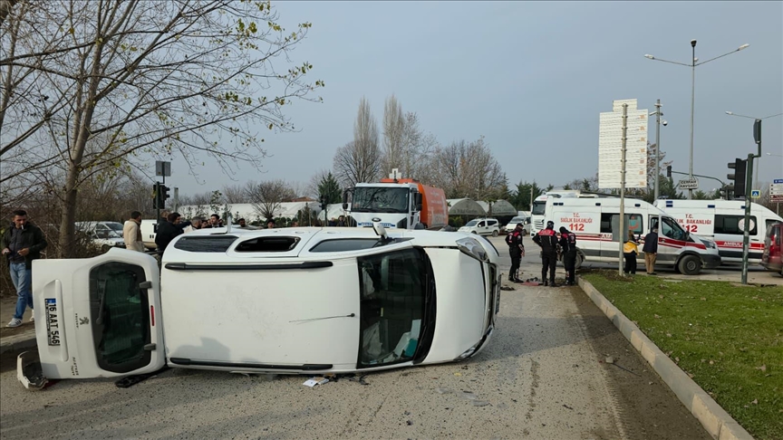 Li Bursayê du wesayîtên bazirganiyê yên sivik li hev qelibîn, 7 kes birîndar bûn