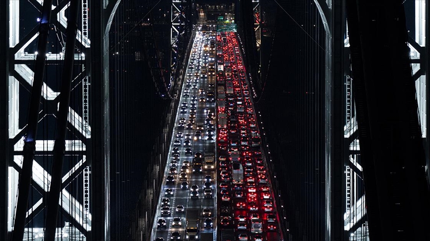 Рекорден број Американци патуваат за празниците, забележан е голем сообраќаен метеж