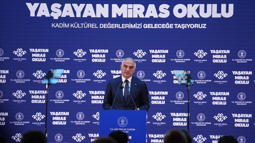 Bakan Ersoy: Yaşayan Miras Okulunu Ankara'da pilot olarak başlatıyoruz