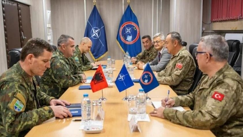 Komandant KFOR-a s načelnikom Generalštaba Albanije o sigurnosti na Kosovu i u regionu