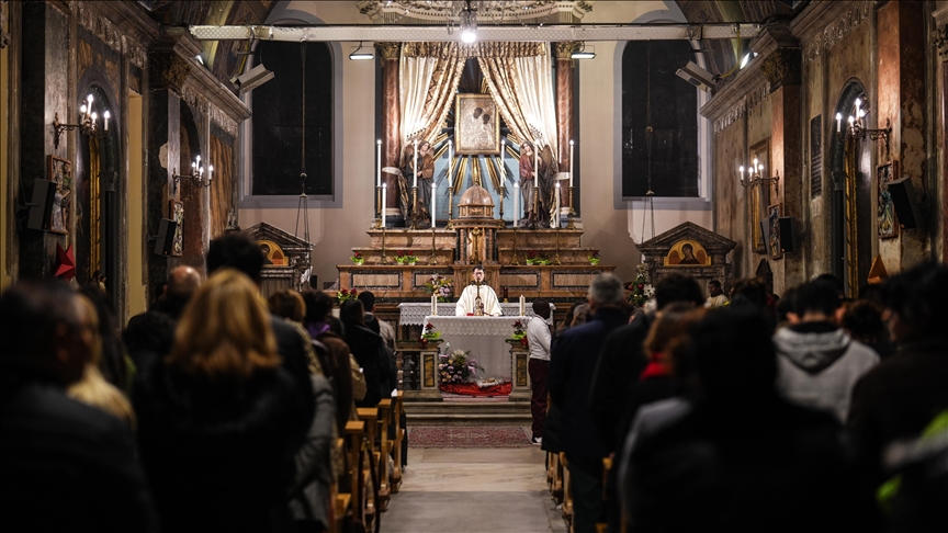 شموع وصلوات في كنائس إسطنبول احتفالا بعيد الميلاد