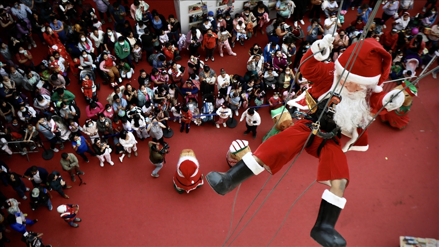 Peru  personazhet e Krishtlindjeve vizitojnë fëmijët e shtruar në spital