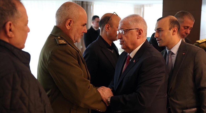 وزير دفاع تركيا يجري زيارة تعزية لمسؤولين ليبيين قدموا إلى أنقرة