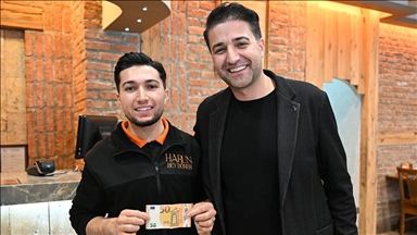Yabancı turist, garsona verdiği 50 avro bahşişi bir gün sonra geri istedi