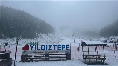 تركيا.. تساقط كثيف للثلوج يزين مركز "يلدز تبه" للتزلج