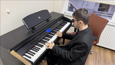 Görme engelli müzik öğretmeni piyano eğitimiyle öğrencilerin hayallerine dokunuyor