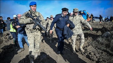 Ливийская военная делегация проводит осмотр обломков разбившегося самолета в Анкаре