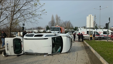 Li Bursayê du wesayîtên bazirganiyê yên sivik li hev qelibîn, 7 kes birîndar bûn