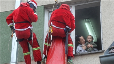 Serbi, babagjyshët nga çatia e spitalit shpërndajnë dhurata në dritaret e spitalit për fëmijë